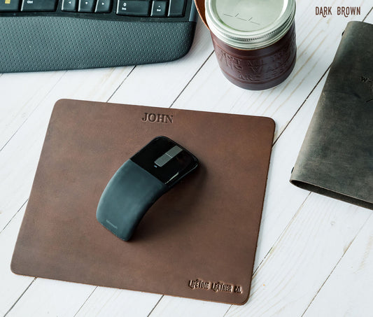Tapis de souris en cuir marron foncé, bords arrondis et marquage John en haut