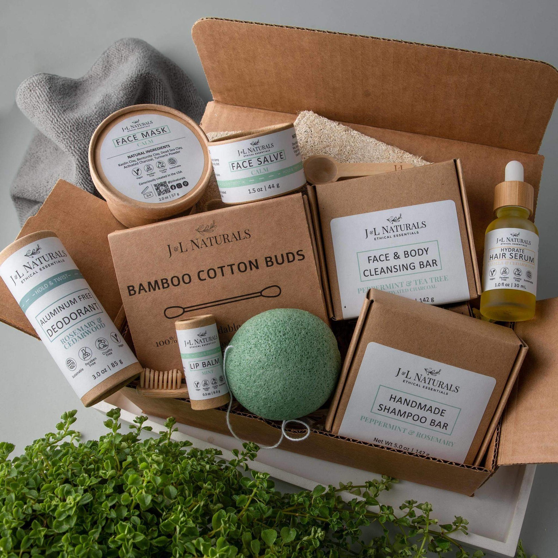 Coffret de soins J.L. NATURALS ouvert : savons, sérum capillaire, face mask, baume
