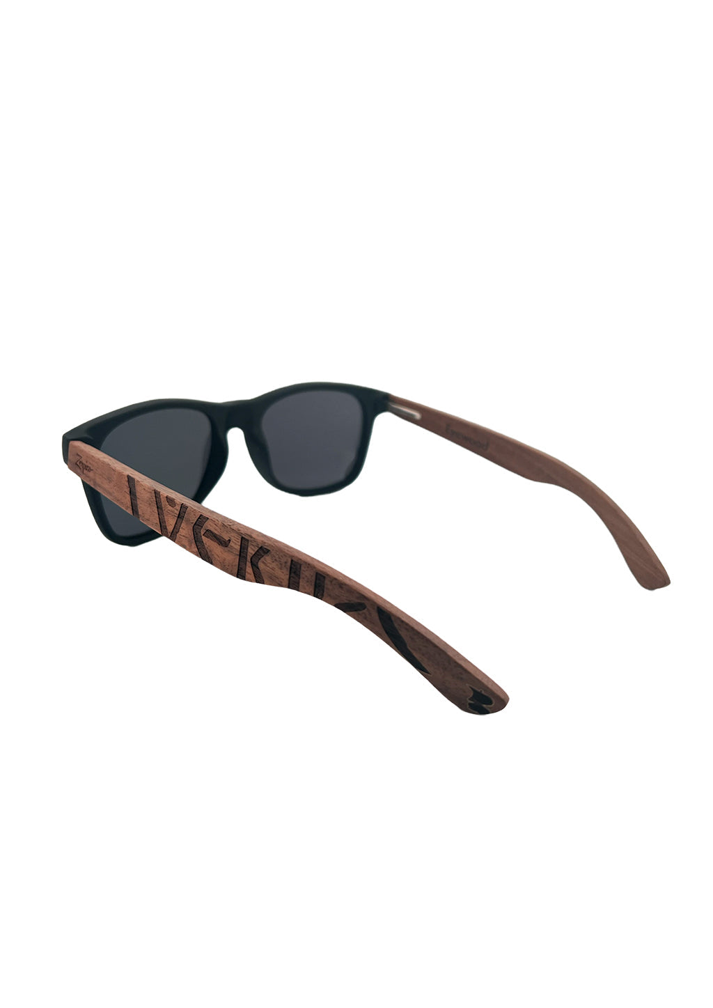 Lunettes Eyewood en noyer gravé, vue de dessus, verres noirs polarisés