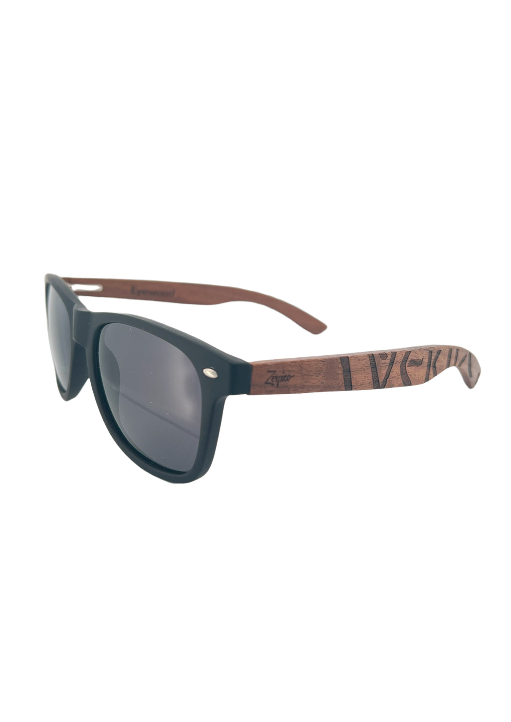 Lunettes Eyewood à monture noyer, vue de côté, verres foncés polarisés