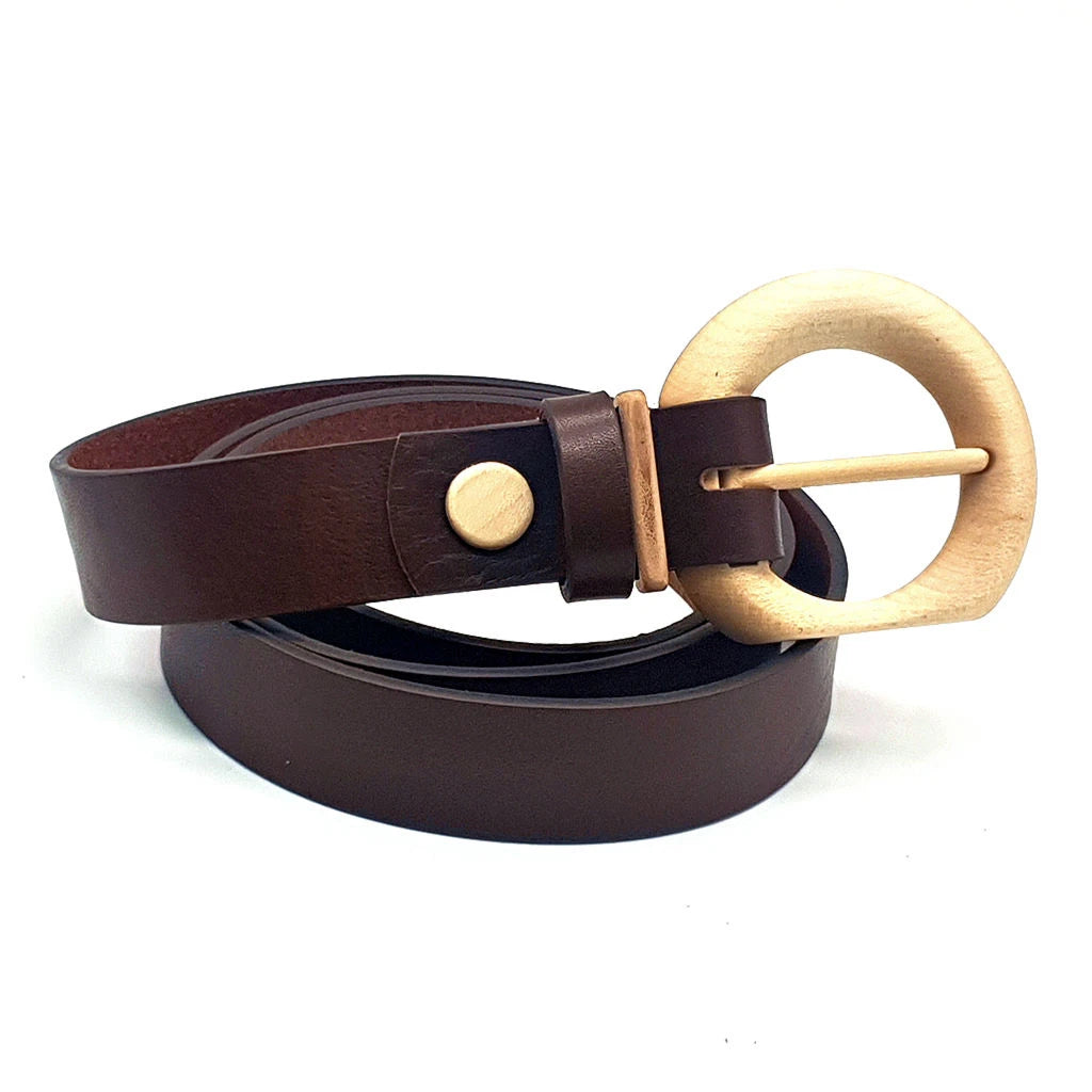 Ceinture cuir foncé, boucle dorée et passant avec petit bouton rond en bois
