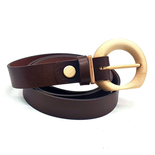 Ceinture en cuir marron avec boucle ronde dorée et ardillon