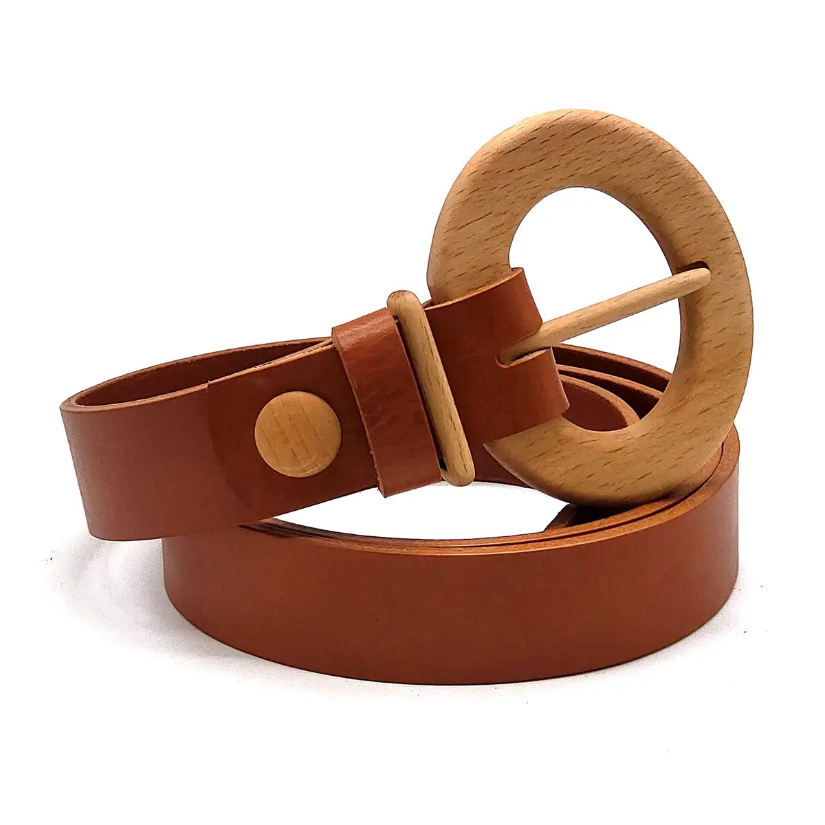 Ceinture en cuir marron avec boucle décorative en bois, passant et bouton rond