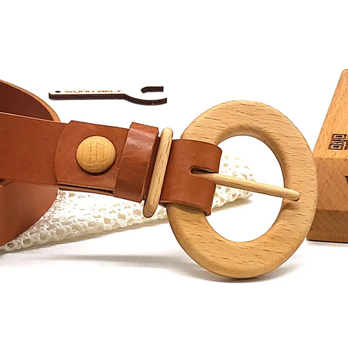 Gros plan : ceinture cuir marron avec boucle en bois, bouton rond et attache