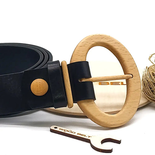 Ceinture en cuir noire avec boucle ovale en bois, détail de la fermeture