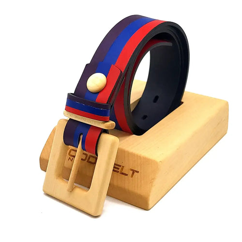 Ceinture en cuir tricolore rouge et bleu avec boucle en bois rectangulaire, trous d’ajustement visibles