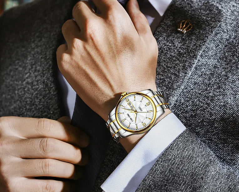 Montre homme sur poignet, cadran blanc à aiguilles dorées et bracelet bi‑ton