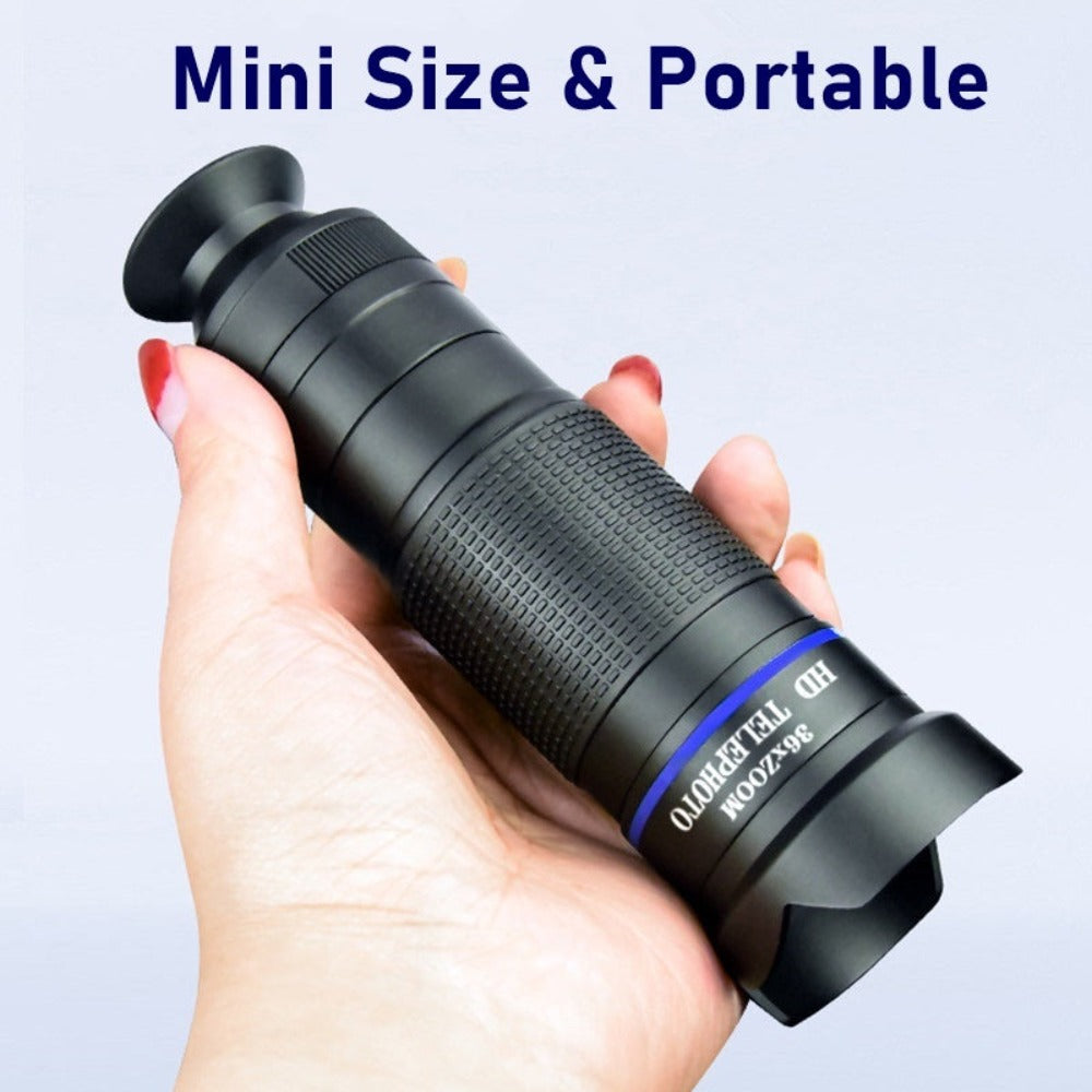Mini objectif télescopique noir pour smartphone tenu en main, avec bague bleue.
