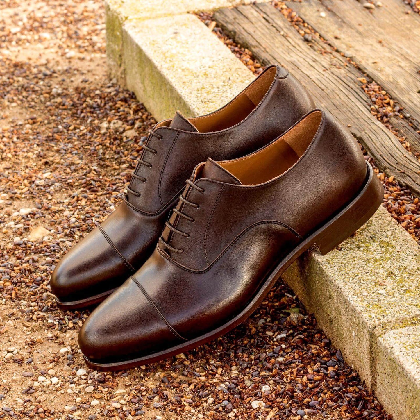 Chaussures Oxford en cuir brun foncé à lacets, doublure ambrée, bout cap