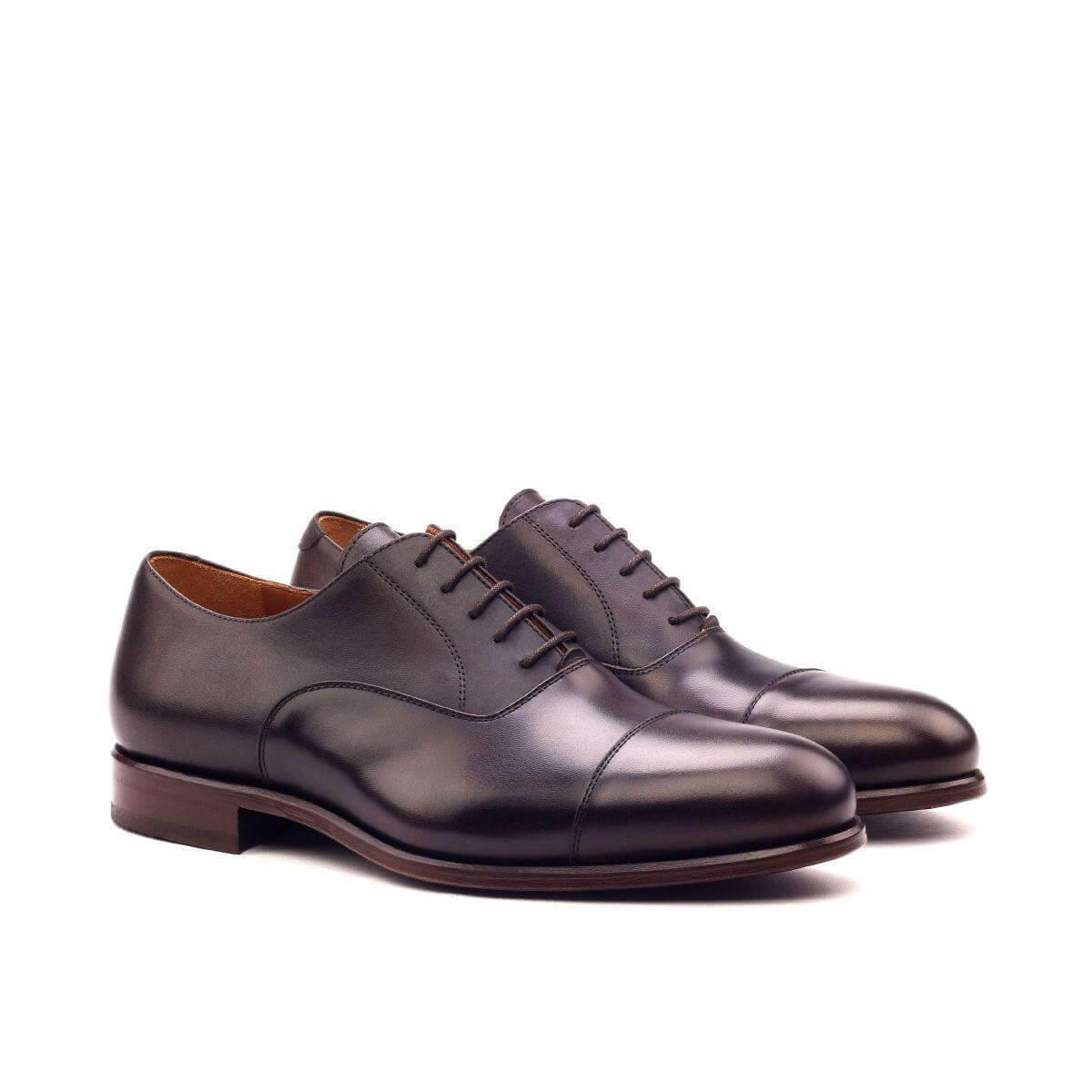 Chaussures Oxford en cuir brun foncé à lacets, aspect lisse, bout cap