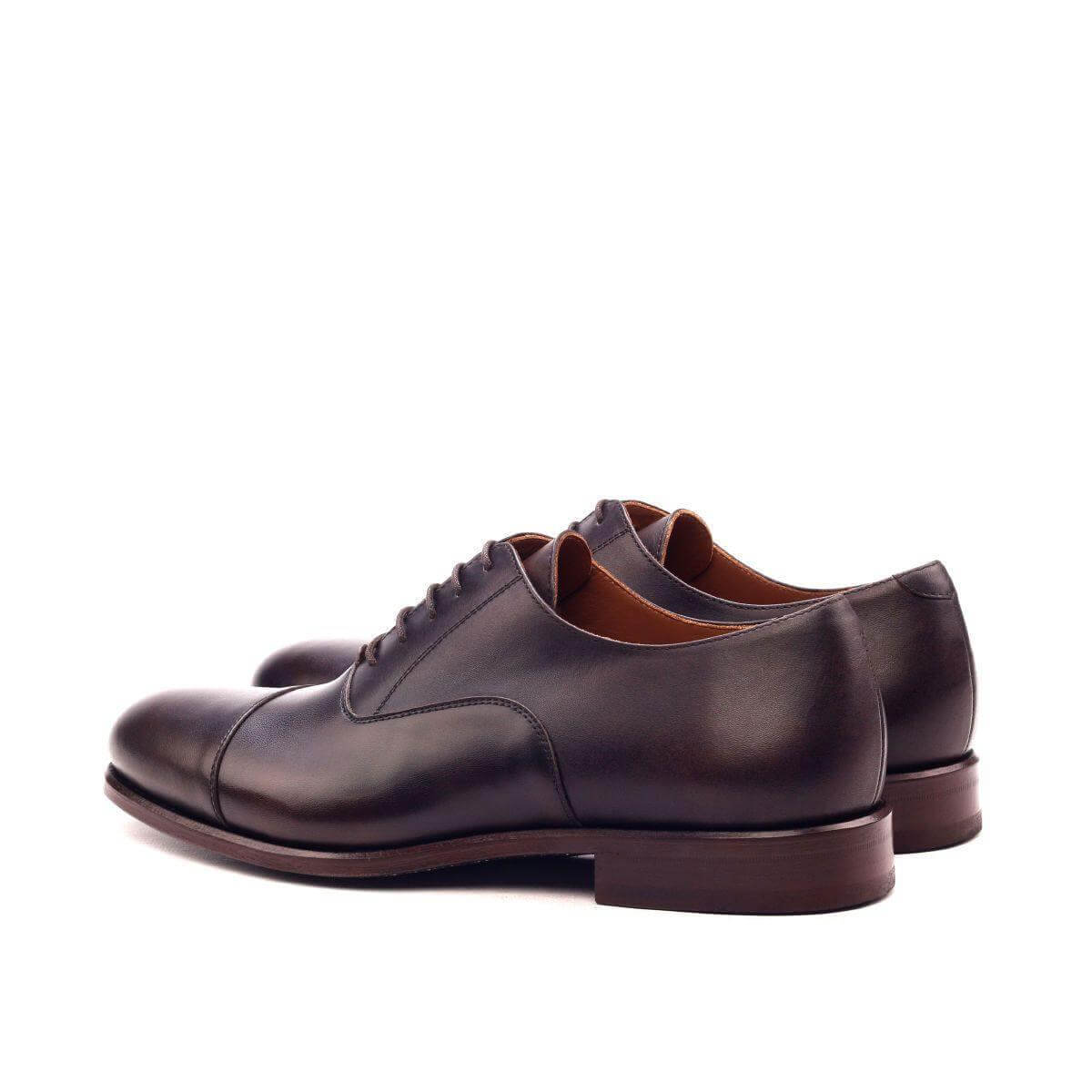 Chaussures Oxford en cuir brun foncé à lacets, vue talon, semelle en cuir