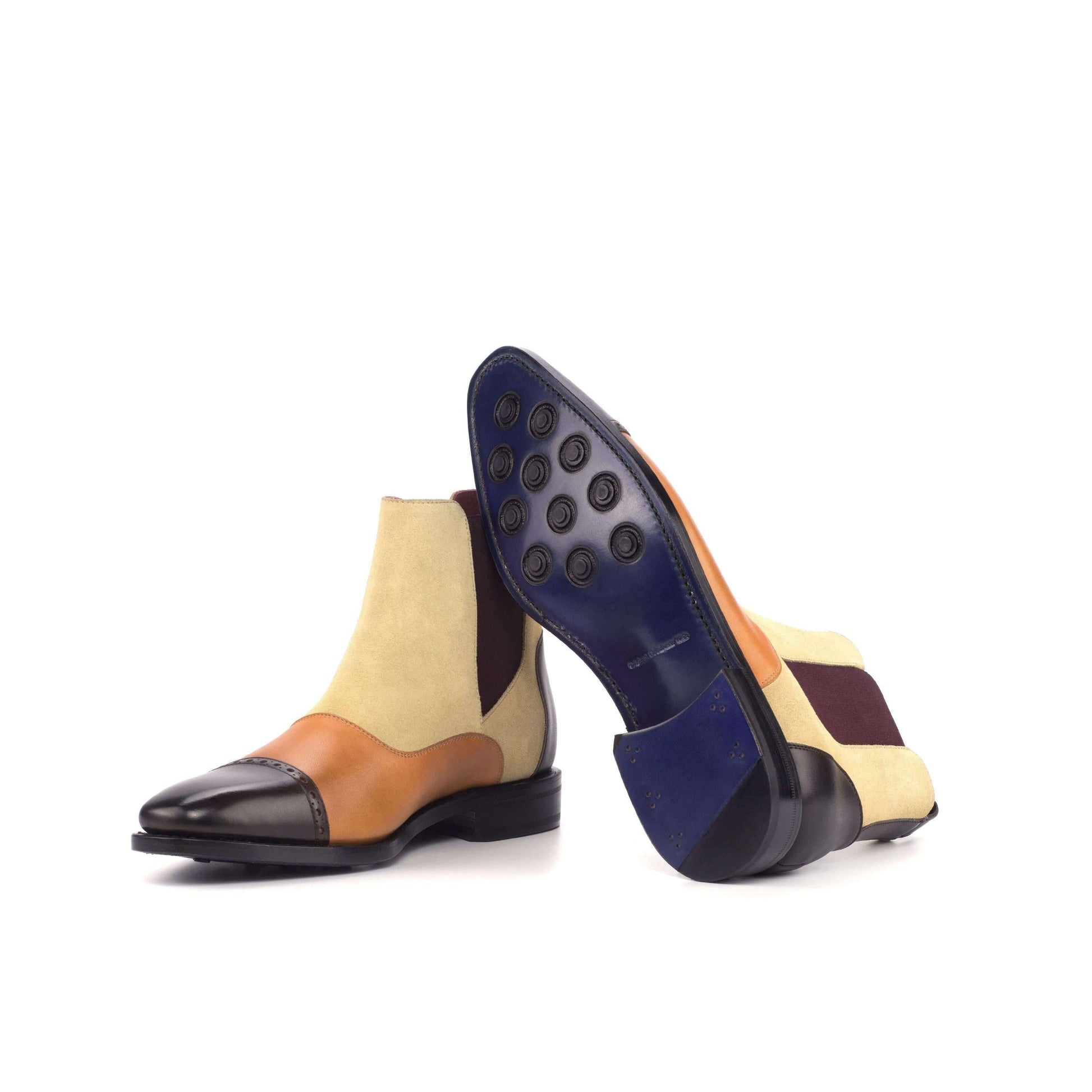 Bottines Chelsea cuir suède beige et noir, avec semelle bleue et bouts arrondis