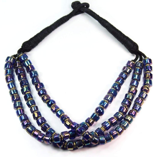 Collier style vintage en perles de verre violet/bleu irisées sur cordon noir noué.