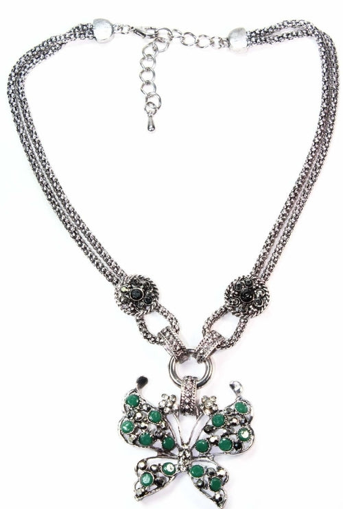 Collier chaîne argentée avec pendentif papillon strass verts, fermoir anneau