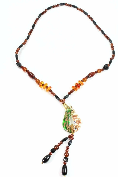 Collier à perles de résine, pendentif poire vert décor peint, chaîne et pampilles noires