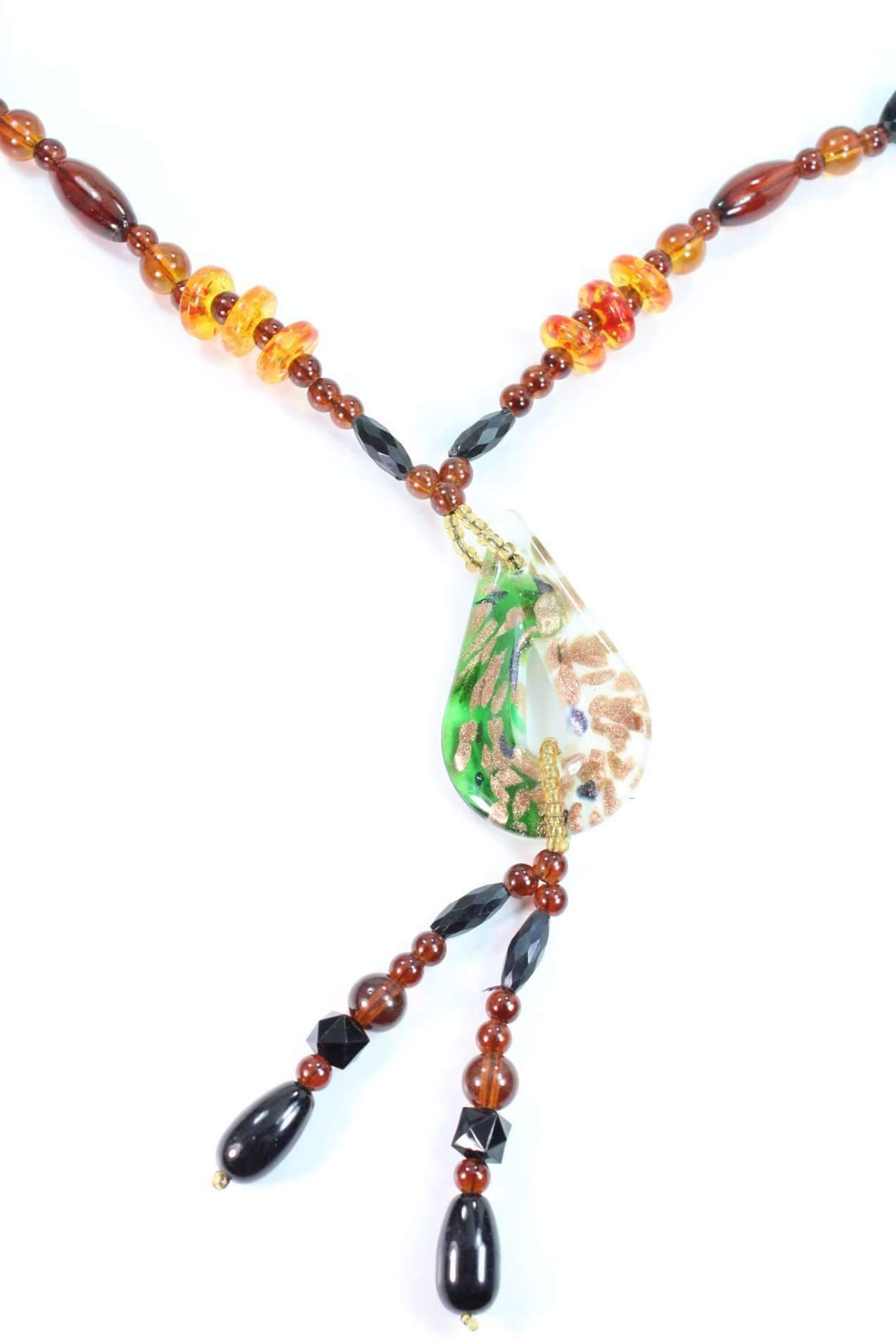 Collier à perles de résine, pendentif poire vert et décor peint, avec pampilles noires