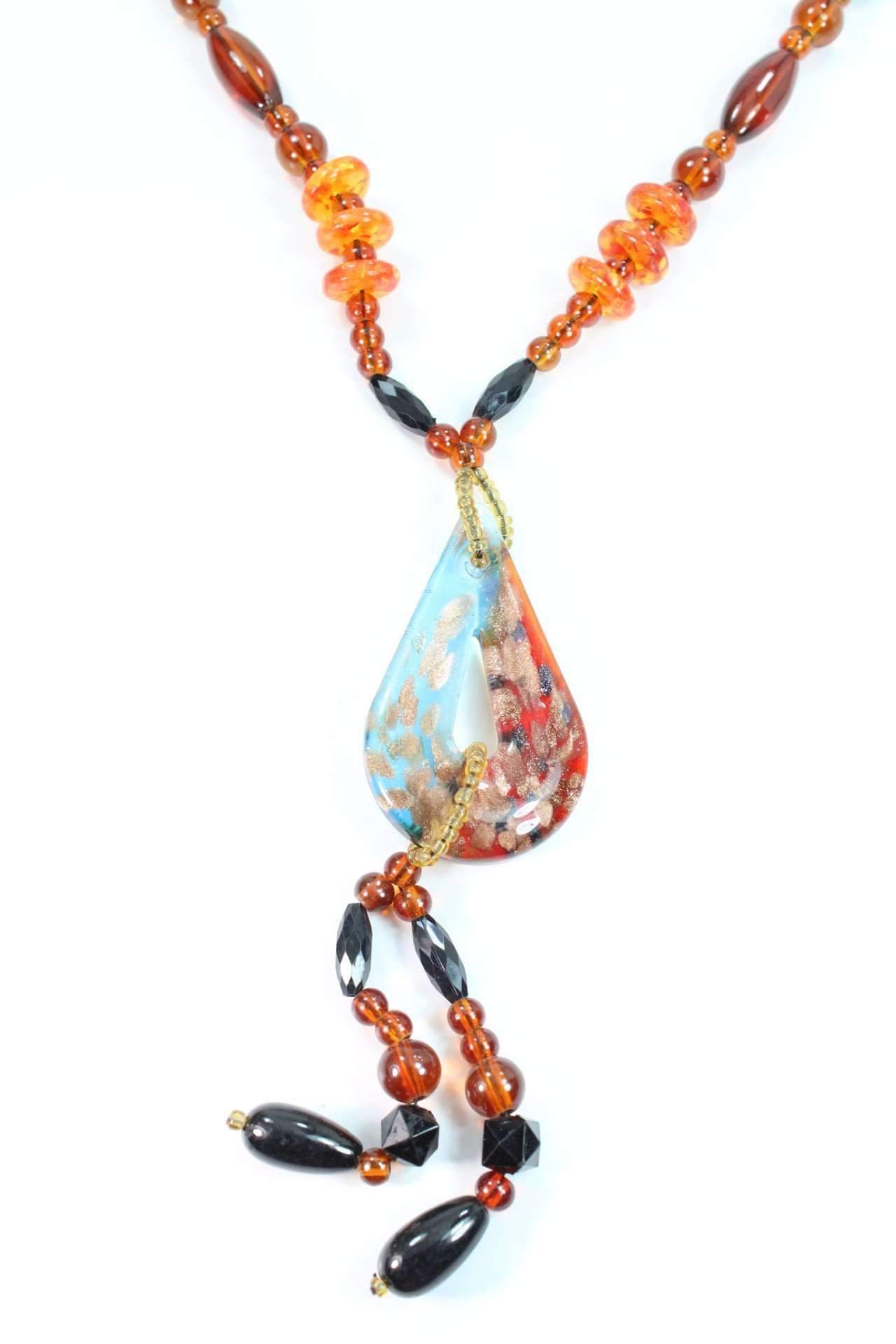 Collier à perles de résine, pendentif poire bleu et décor peint, pampilles noires