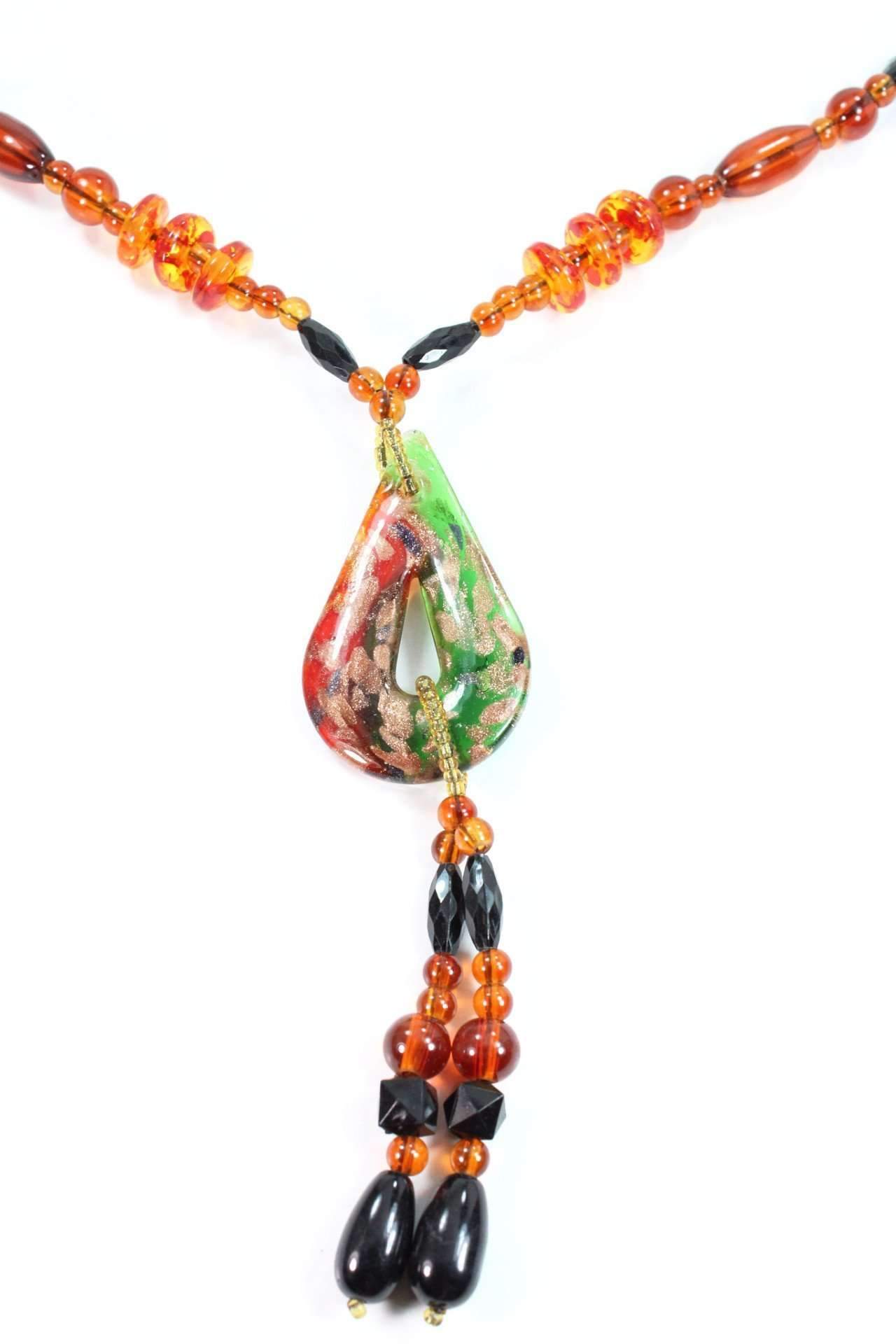 Collier à perles de résine, pendentif poire rouge et vert façon vintage, pampilles foncées