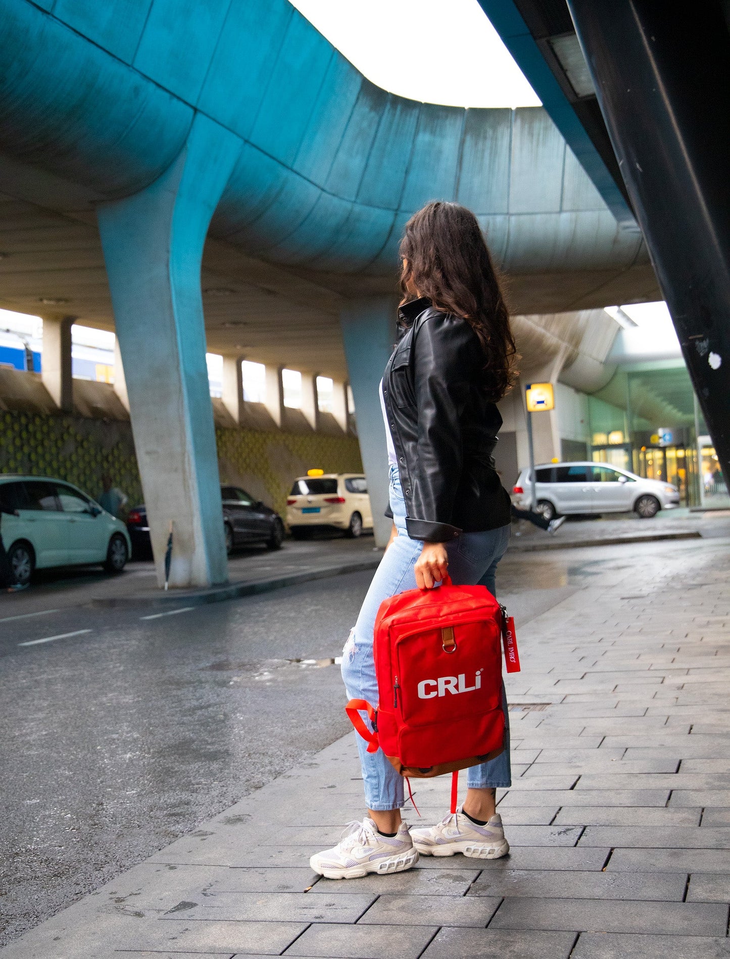 Sac à dos rouge CRLi, vue de dos, poche zippée et bretelles ajustables.
