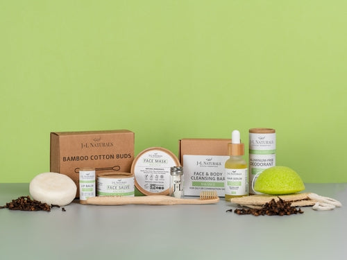 Coffret de soins J.L. NATURALS sur présentoir : bamboo cotton buds, masques, savons, baume