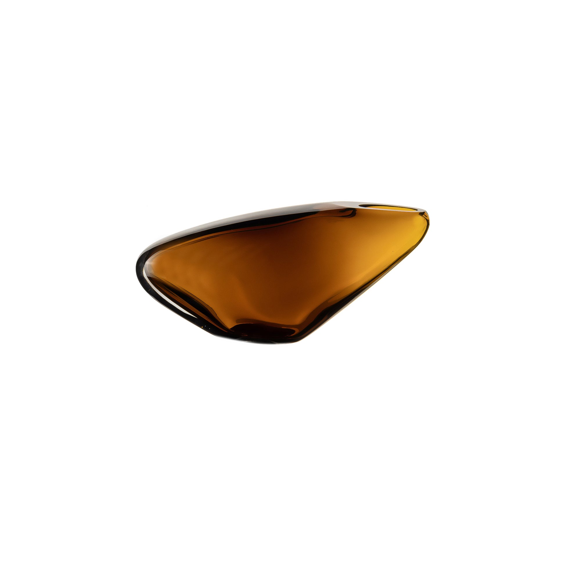 Vase en verre soufflé ambre au design organique triangulaire, forme sculptée