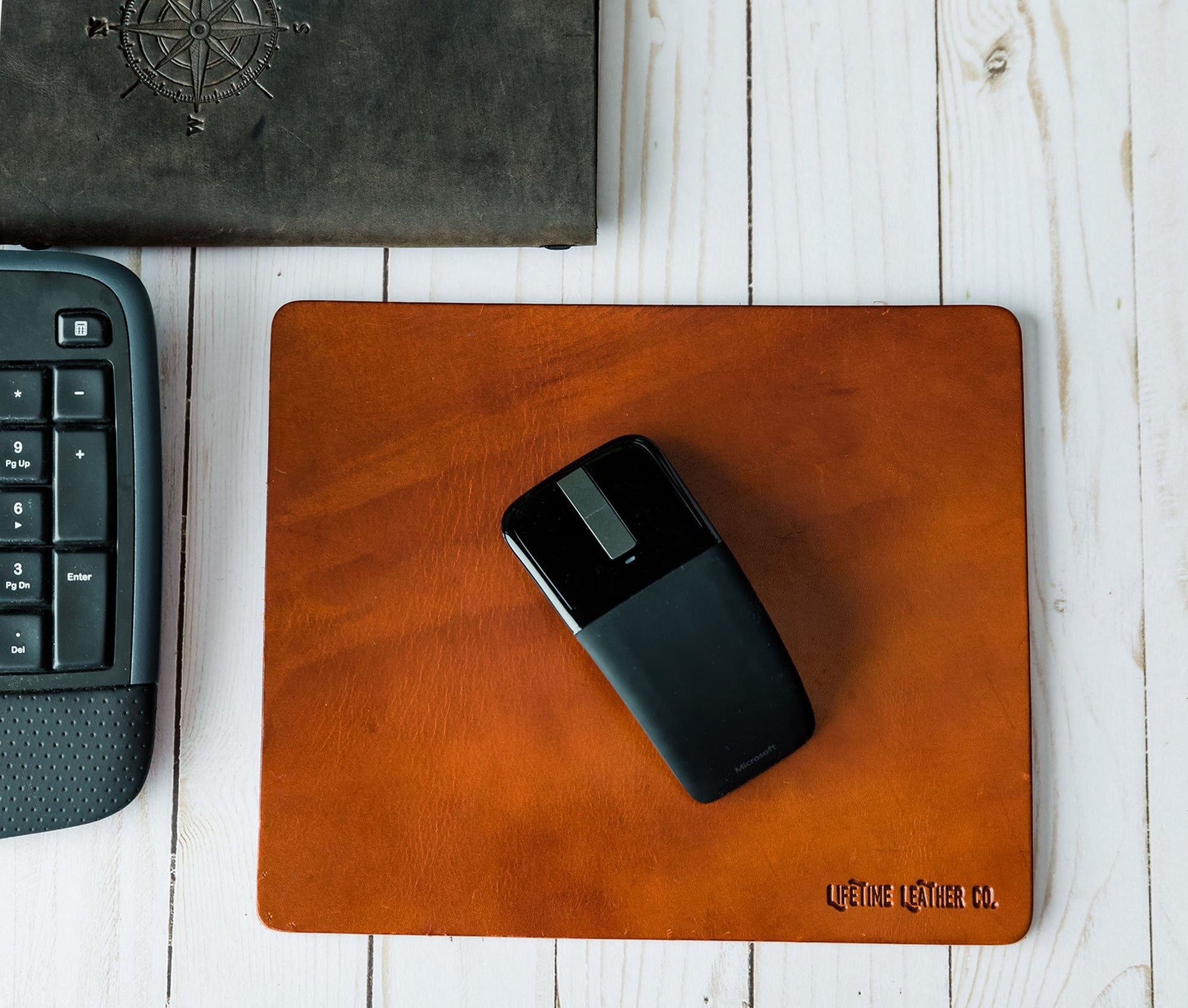 Tapis de souris en cuir marron, bord arrondi et marquage « LIFETIME LEATHER CO. »
