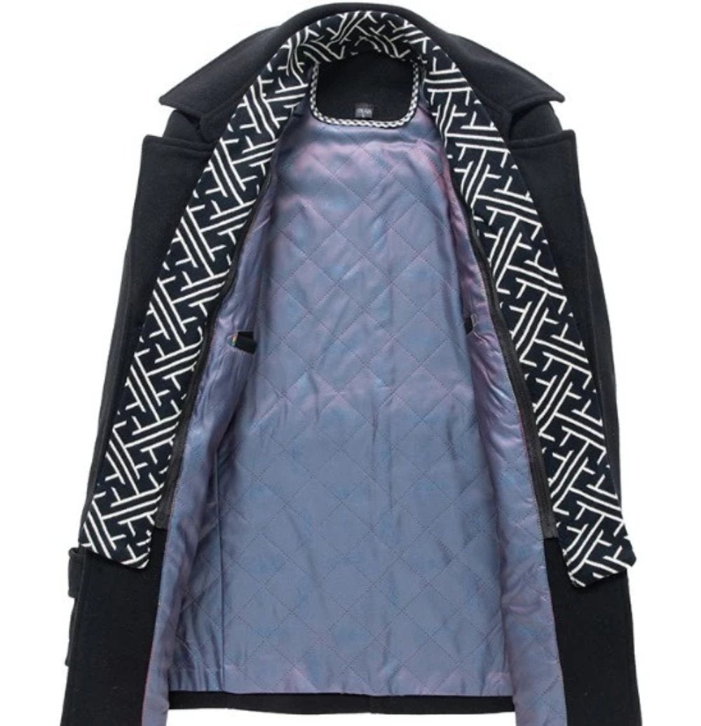 Manteau mi-long homme noir, col superposé, doublure bleue visible, poche zippée