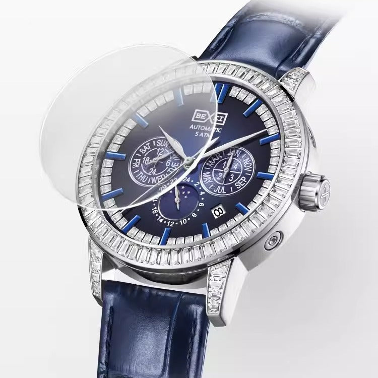Montre à cadran bleu et lunette sertie, bracelet cuir bleu, vue en trois-quarts.