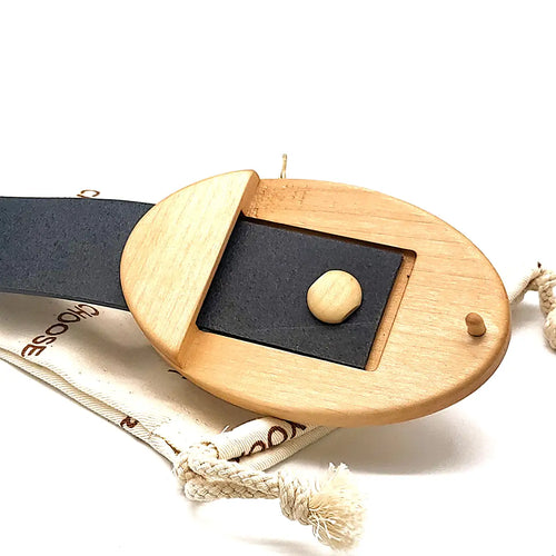 Boucle en bois avec ardillon sur sangle cuir bleu foncé, vue de détail