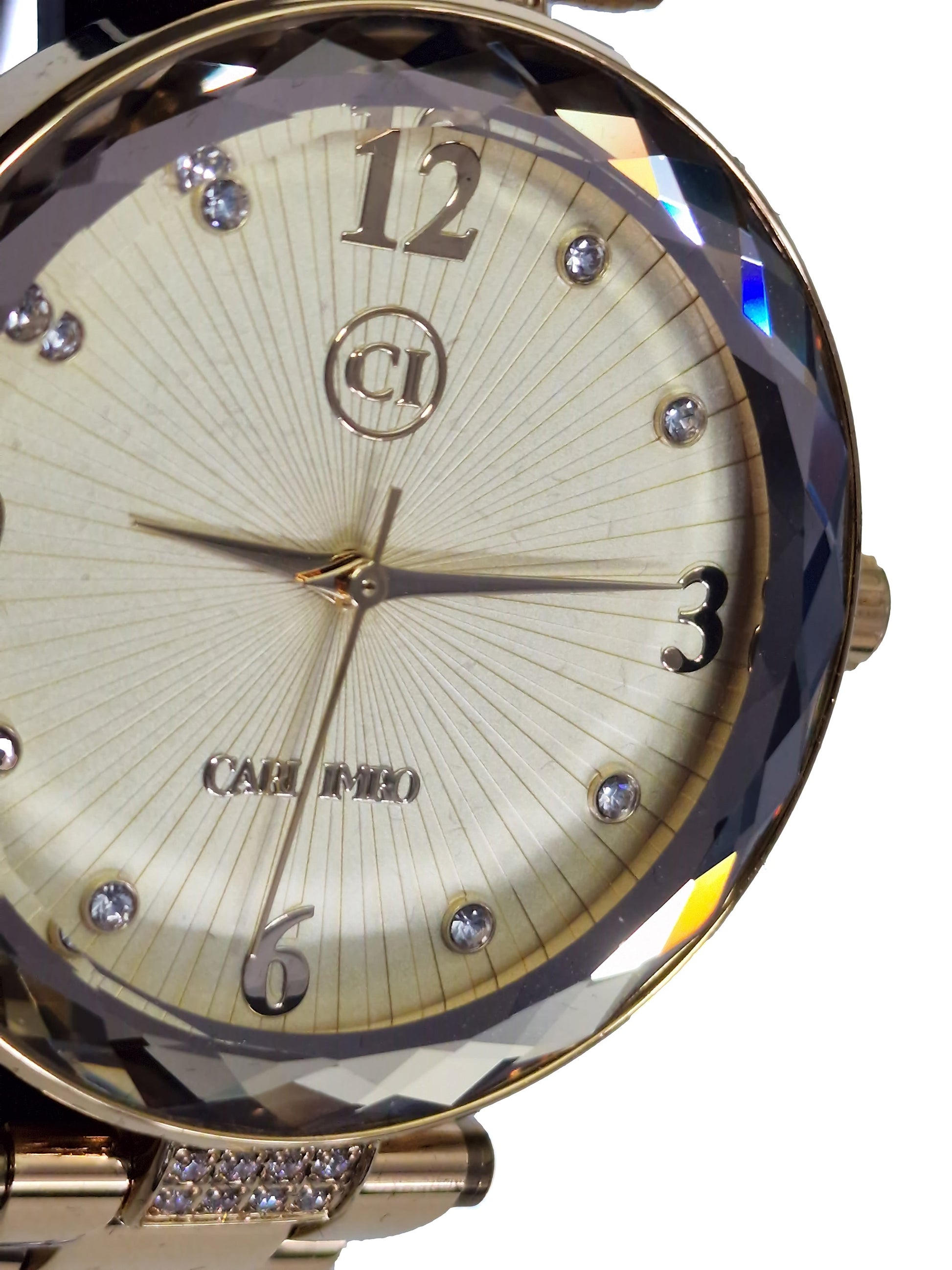 Montre femme plaquée or, cadran ivoire rayonné, gros plan chiffres 12, cristaux autour
