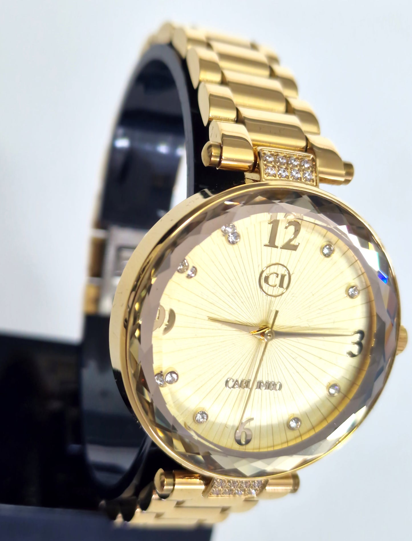 Montre femme plaquée or, cadran ivoire, vue rapprochée, strass sur la couronne