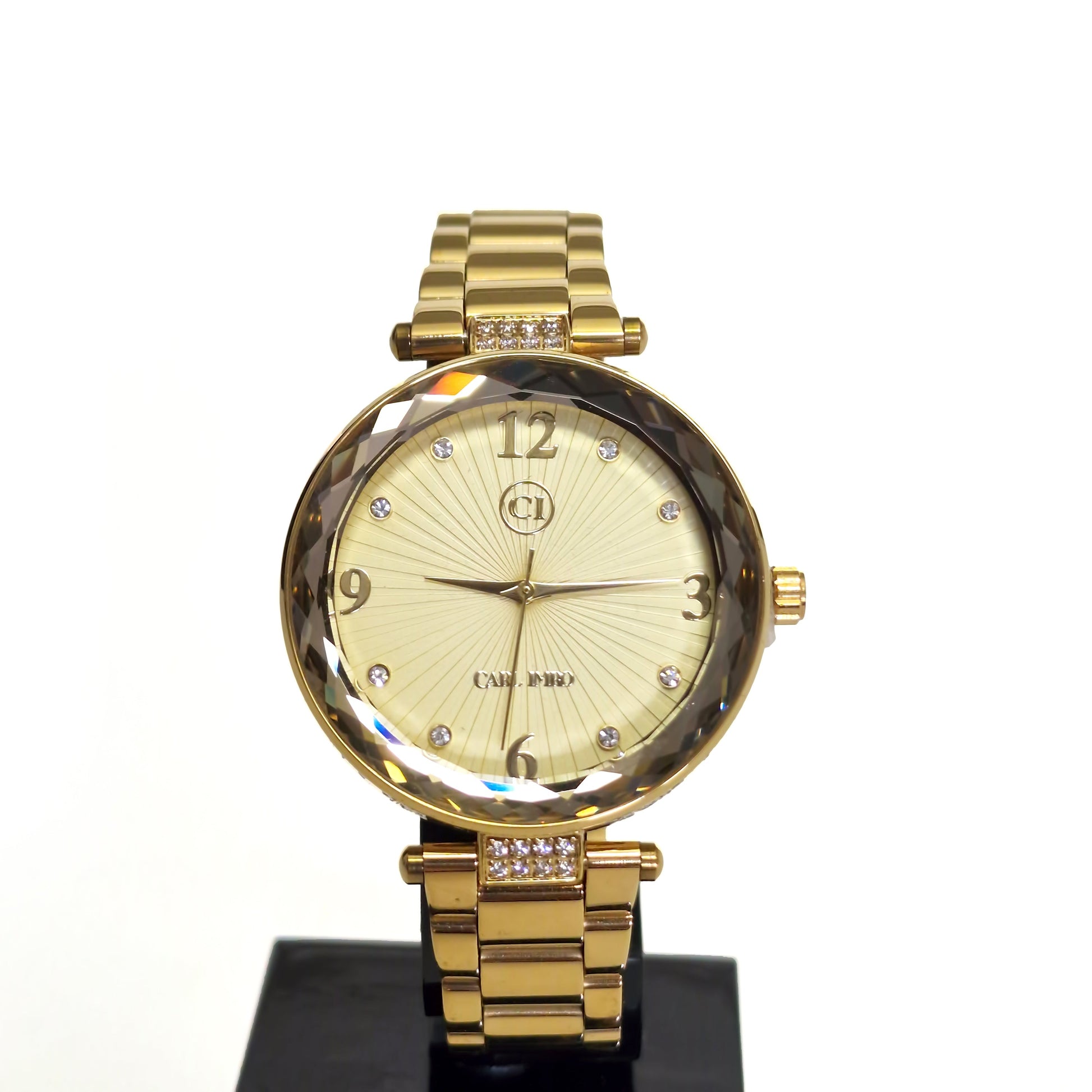 Montre femme plaquée or, cadran ivoire, bracelet maillons, lunette sertie de strass
