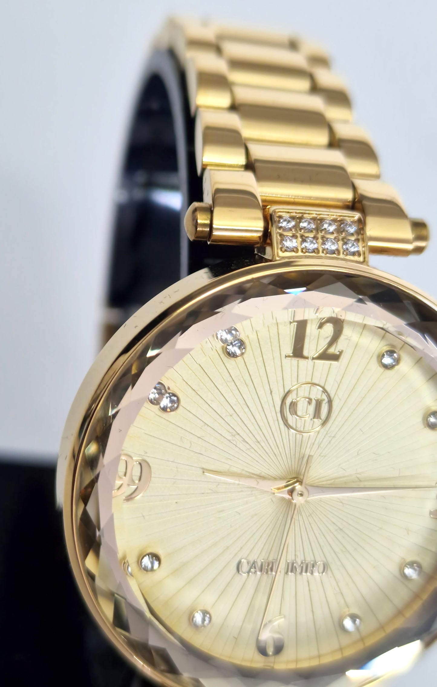 Montre femme plaquée or, vue 3/4 cadran ivoire, strass sur maillon et repères