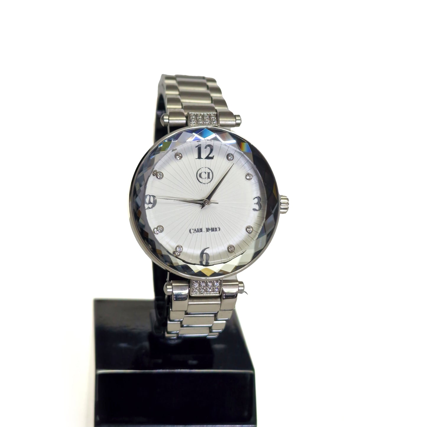 Montre homme cadran argenté, chiffres arabes, bracelet acier maillons, lunette sombre.