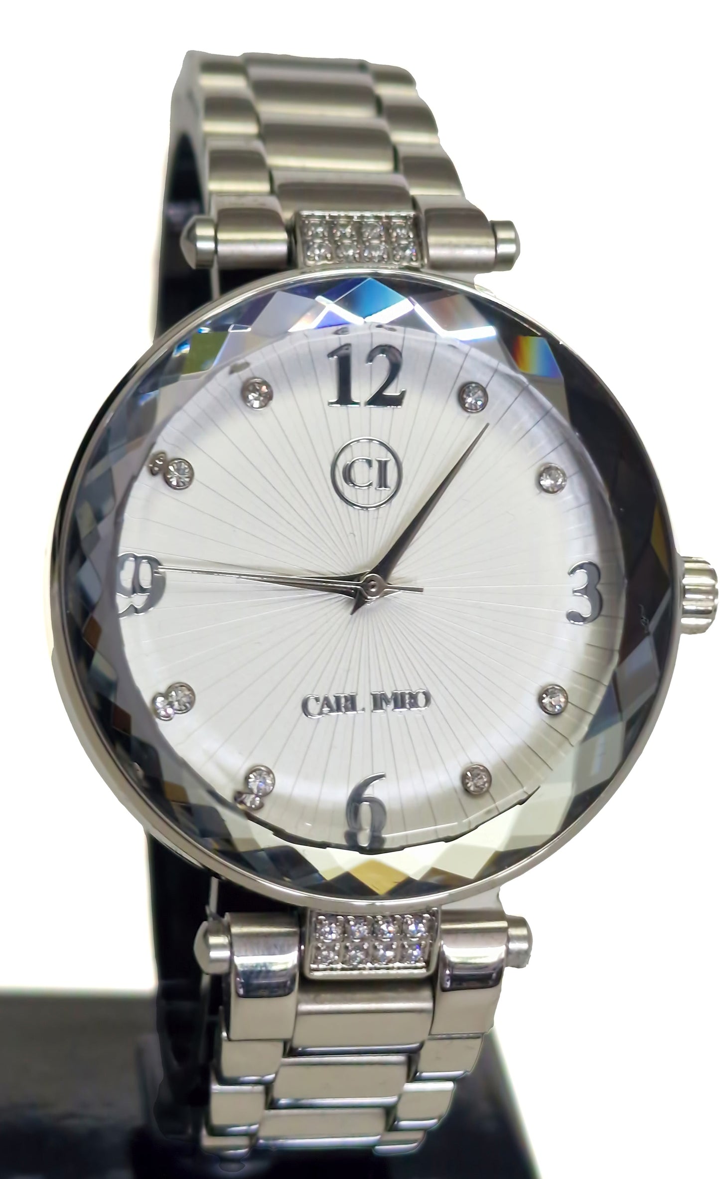 Montre homme cadran argenté strié, chiffres 12 et 3, pierres sur lunette et bracelet acier.