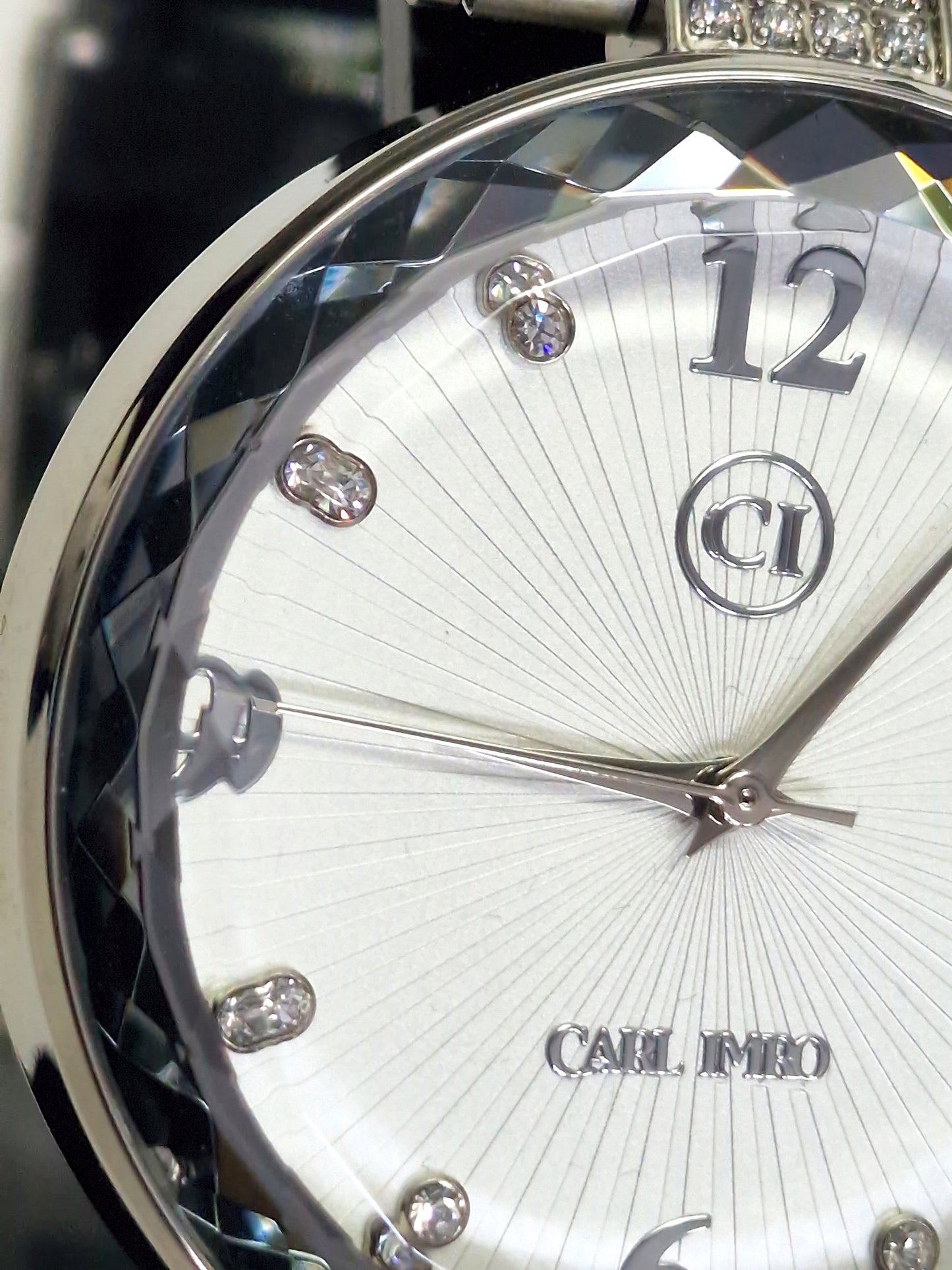 Montre homme cadran argenté, chiffres 12-3 et aiguilles