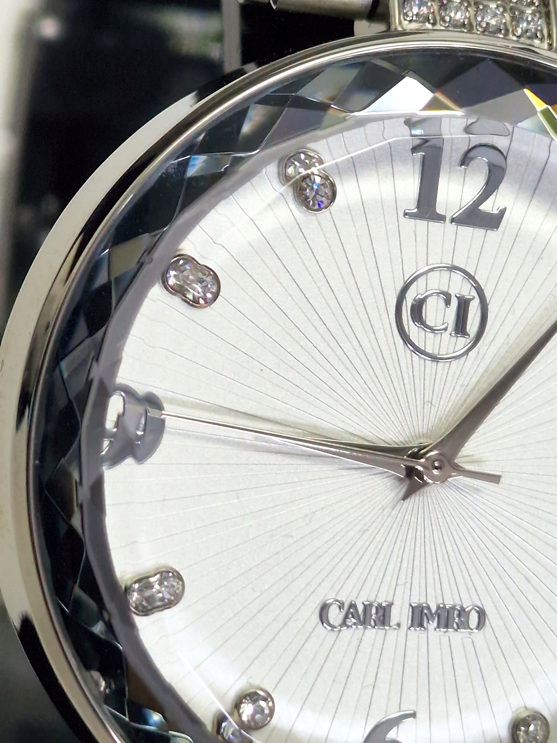 Montre homme cadran argenté, chiffres 12-3 et aiguilles