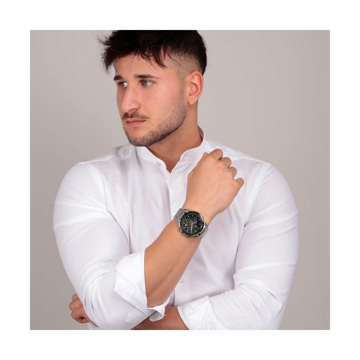 Montre-bracelet Maserati au poignet, cadran noir et bracelet acier