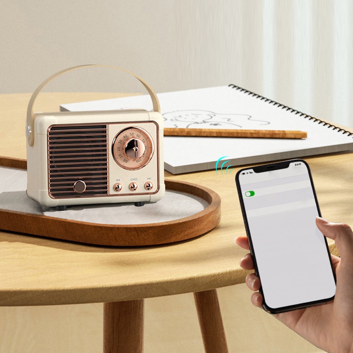 Radio rétro Bluetooth beige avec grille en façade et boutons de commande en bas
