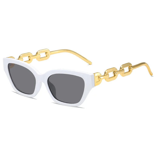 Lunettes de soleil œil-de-chat à monture blanche et temples chaîne, verres miroirs gris.