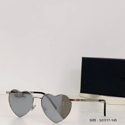 Lunettes de soleil cœur, monture argentée et verres teintés gris foncé