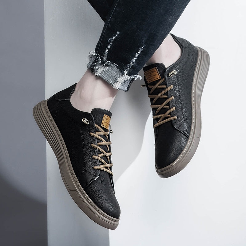 Chaussures en cuir noir à lacets, semelle à rainures et empiècements latéraux