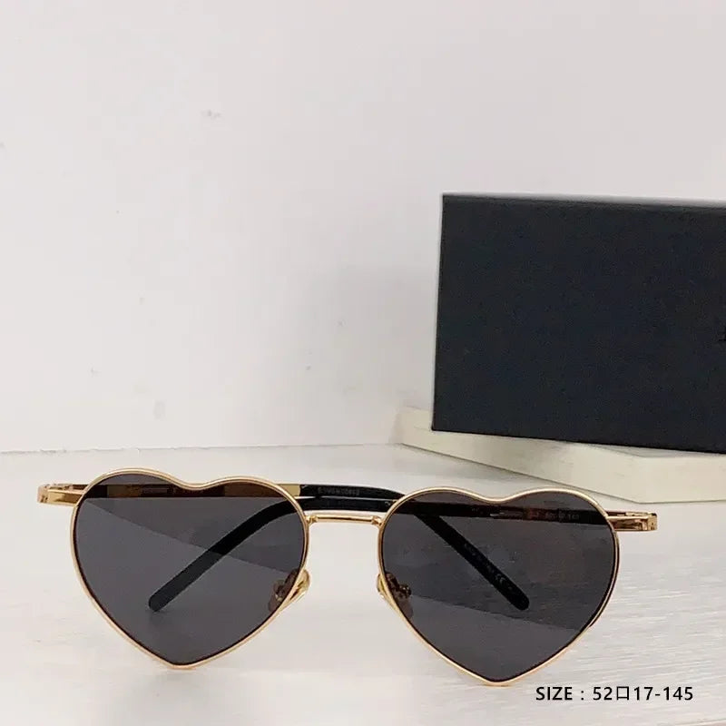 Lunettes de soleil en forme de cœur, monture dorée et verres teintés foncés