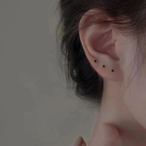 Boucles d’oreilles à clous mini en strass noirs, trois sur l’oreille