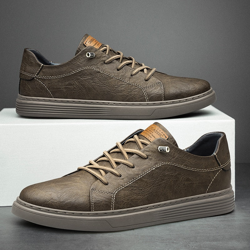 Chaussures en cuir marron à lacets, semelle épaisse striée et coutures décoratives