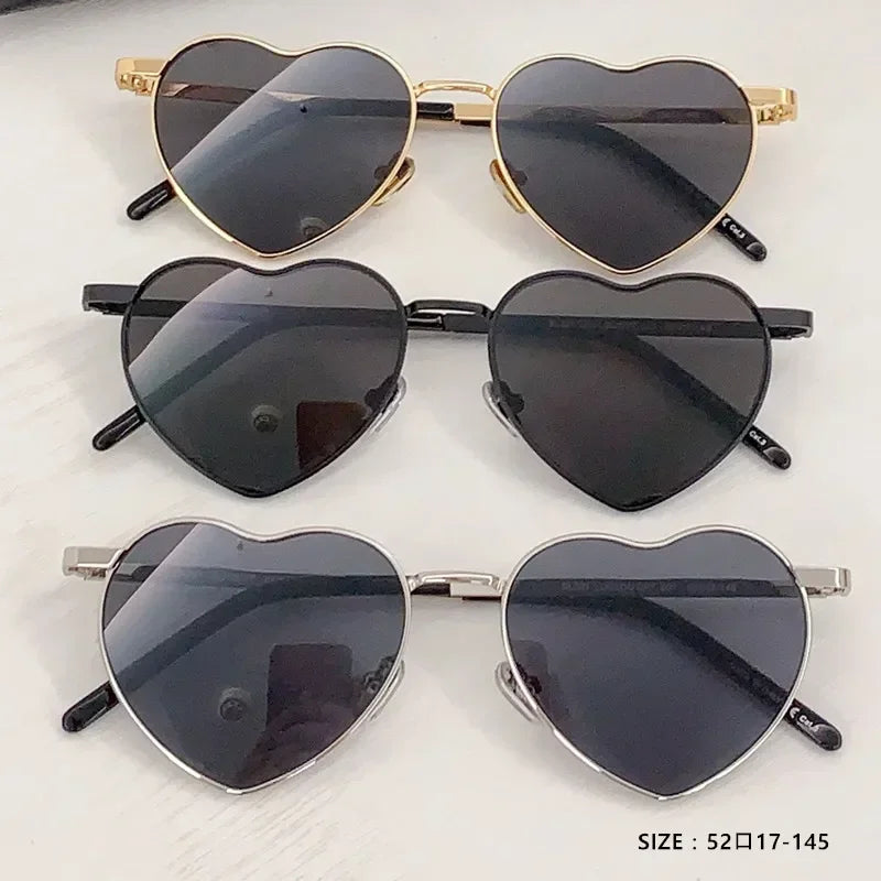 Lunettes de soleil cœur, assortiment de montures dorées et noires avec verres teintés