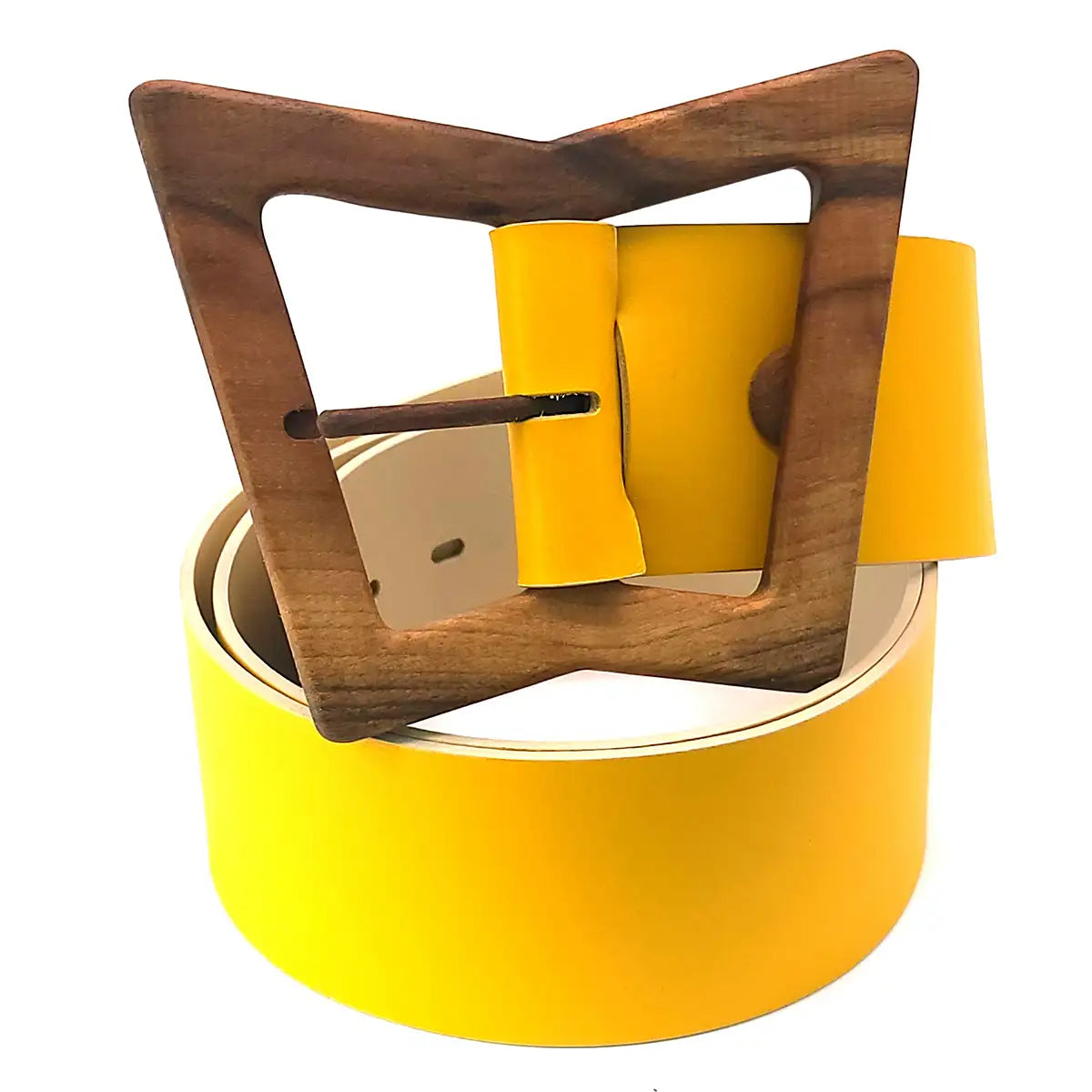 Ceinture en cuir jaune avec boucle carrée en bois, ardillon de fermeture visible