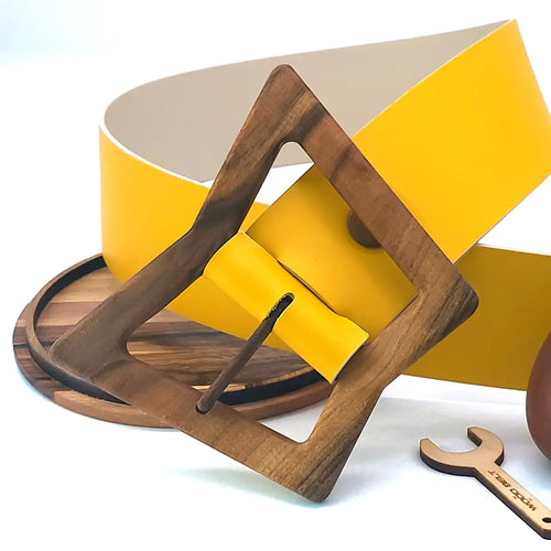 Ceinture en cuir jaune avec boucle en bois brun, vue inclinée et ardillon
