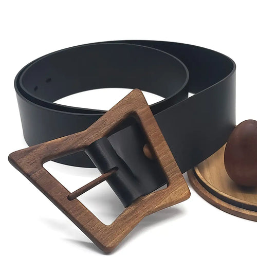 Ceinture cuir noir et boucle en bois brun, vue de profil