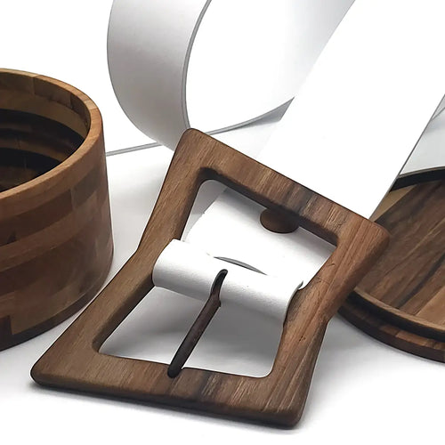 Ceinture en cuir marron avec boucle carrée en bois brun et ardillon noir